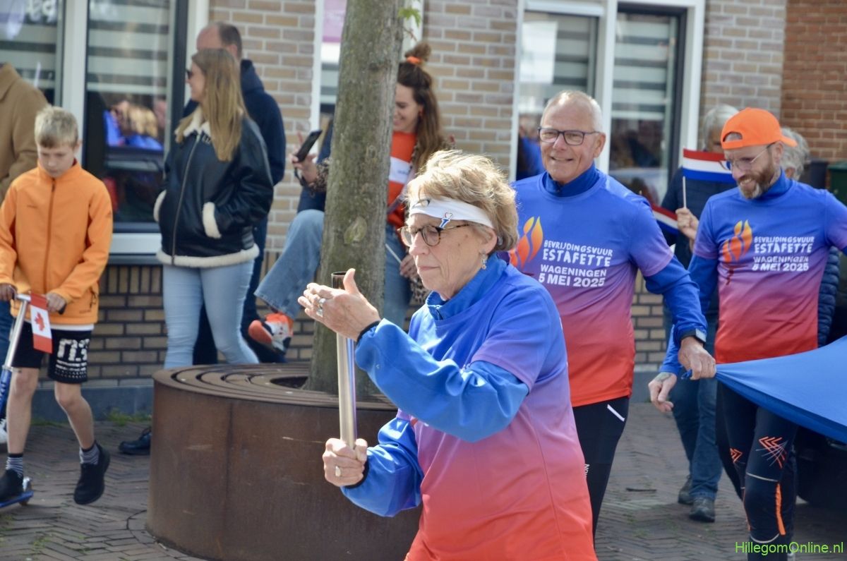 Lopers met de fakkel van het bevrijdingsvuur