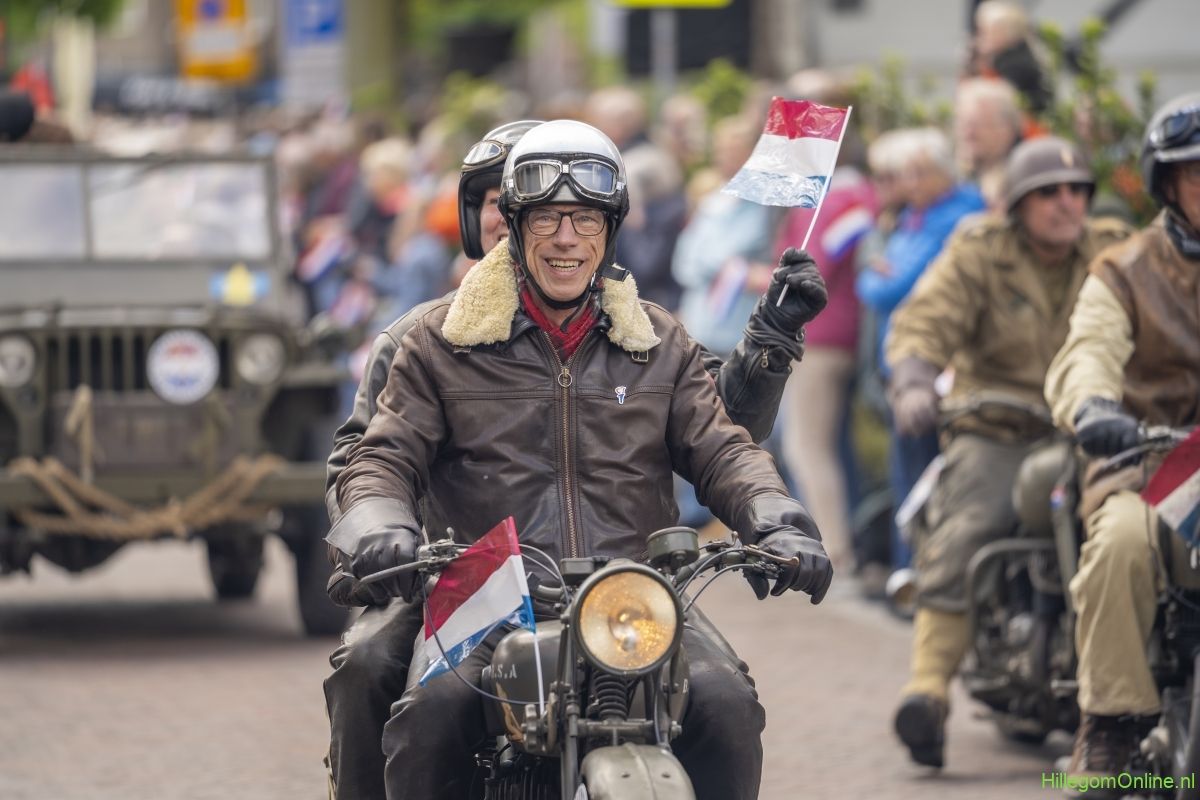 Motorrijder met vlag in de Liberation Tour