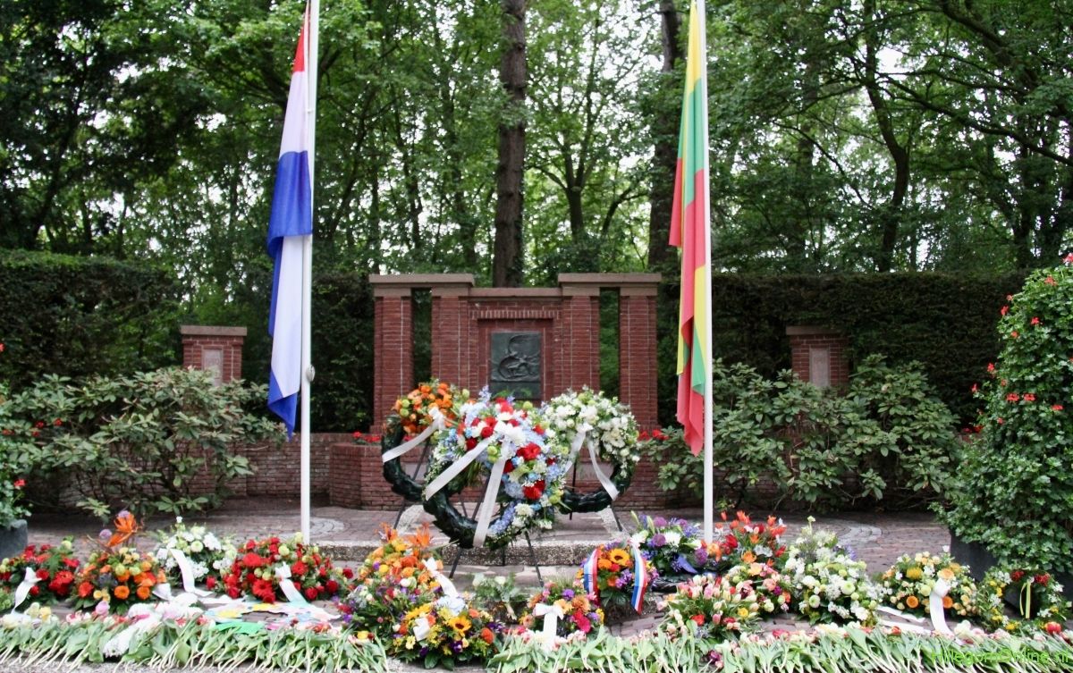 Kransen en bloemen bij het monument aan het Molenduintje