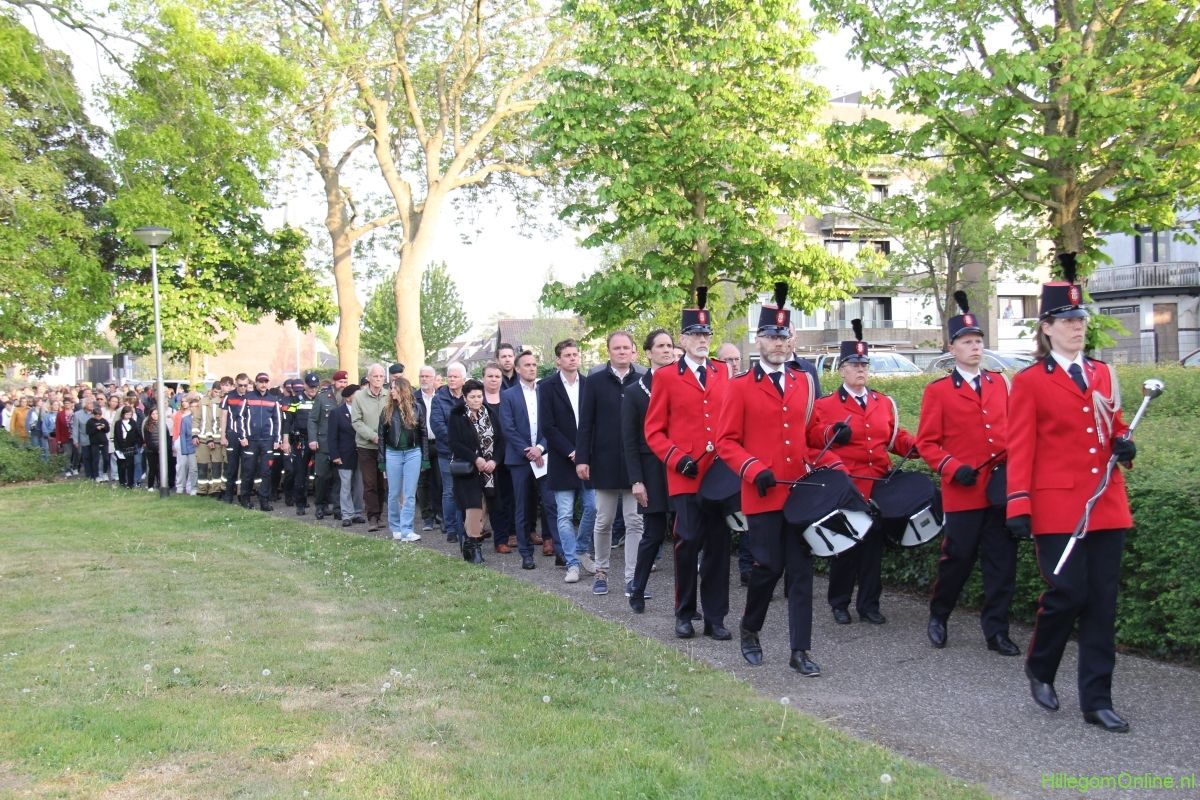 Stille tocht met drumband op 4 mei