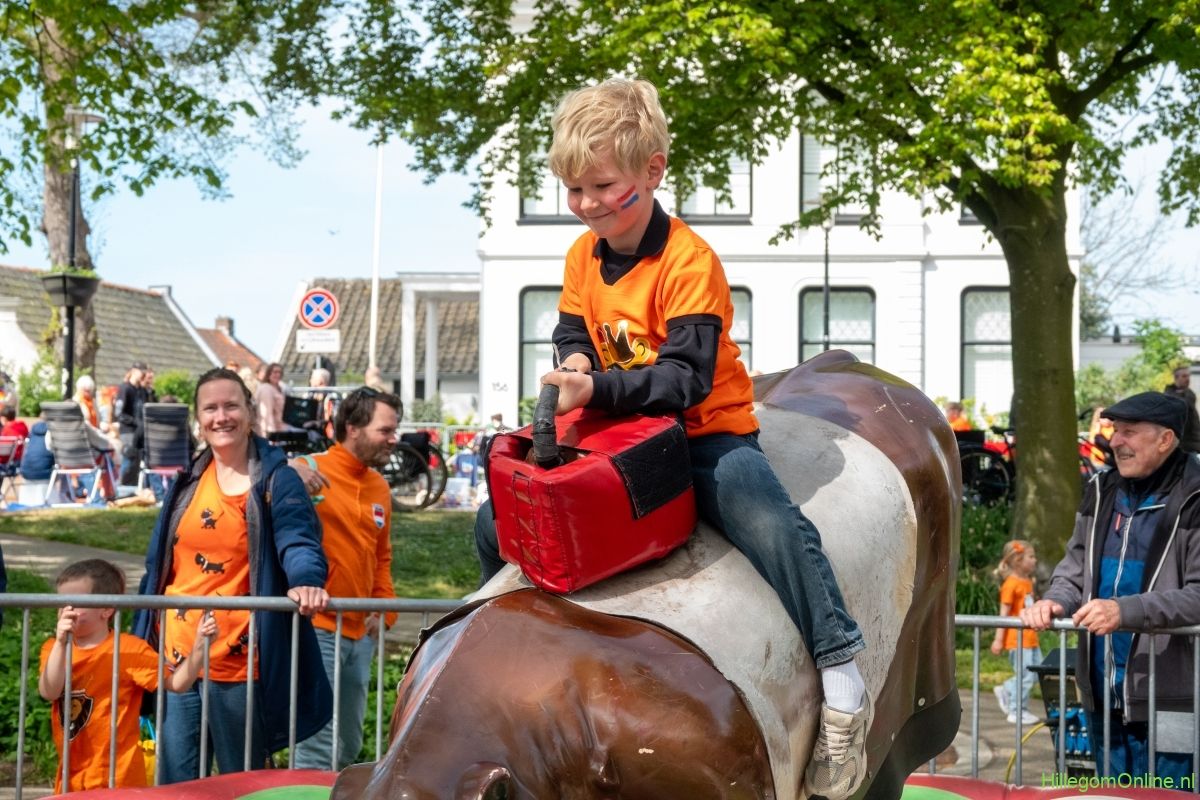 Jongen op de rodeostier in De Hoftuin