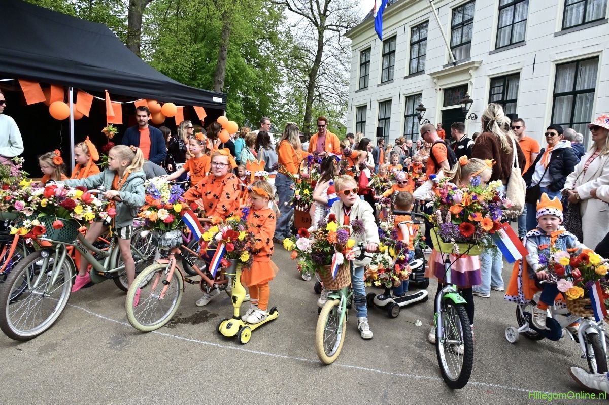 Versierde fietsen bij de start van het kinderbloemencorso