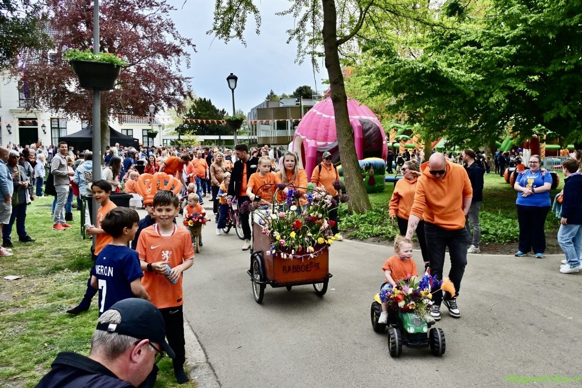 Bakfiets vol bloemen in het kinderbloemencorso