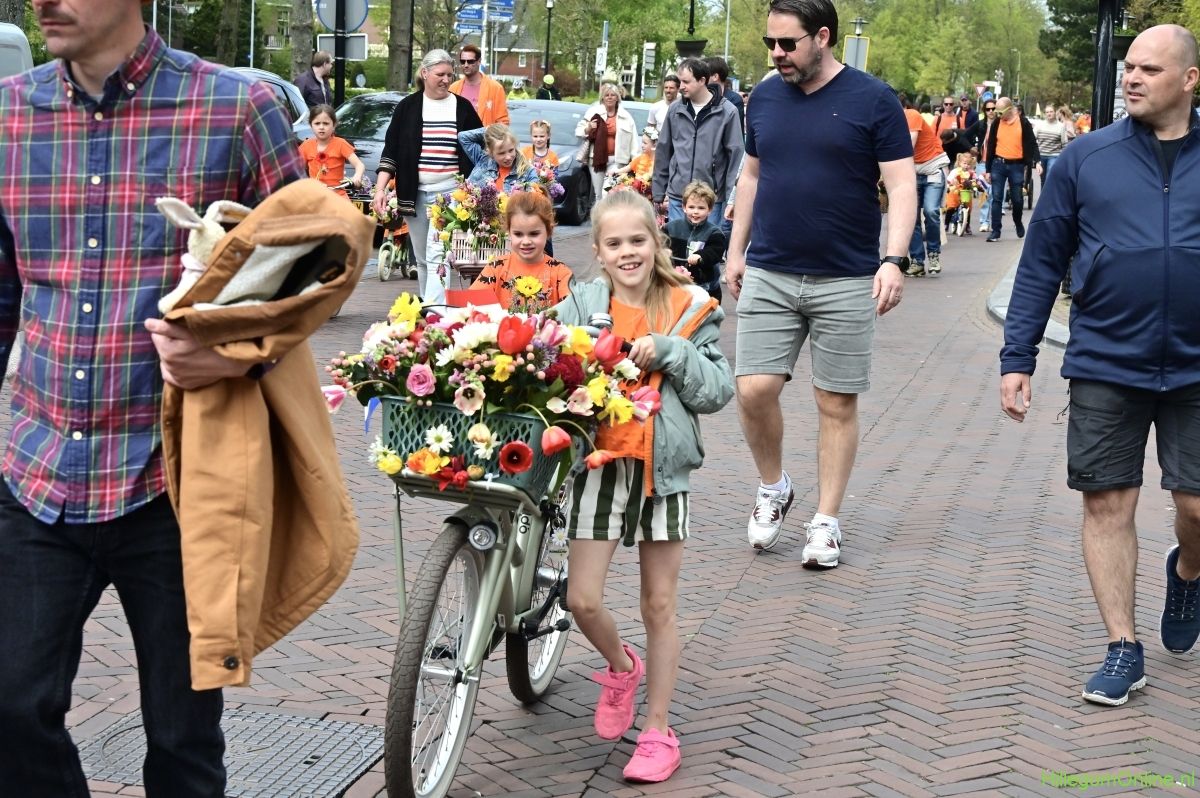Lachend meisje met een bloemenfiets