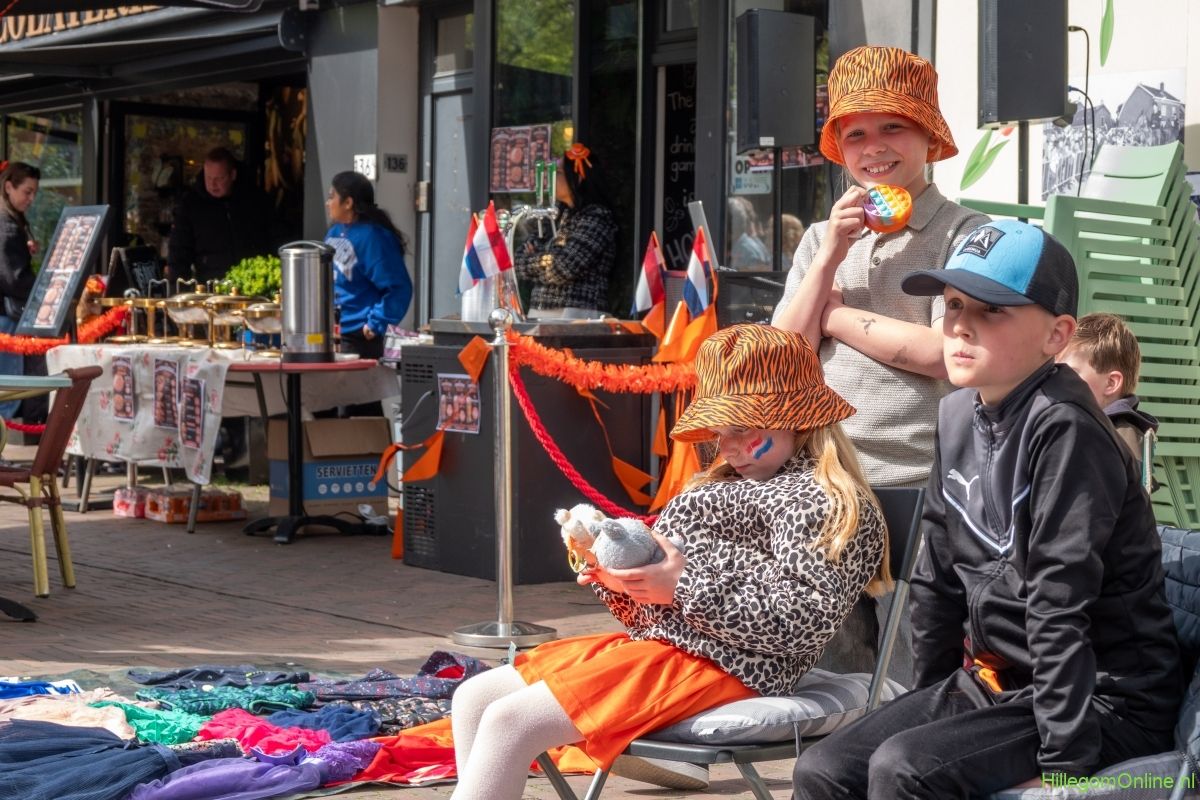 Kinderen bij hun kleedje op de vrijmarkt