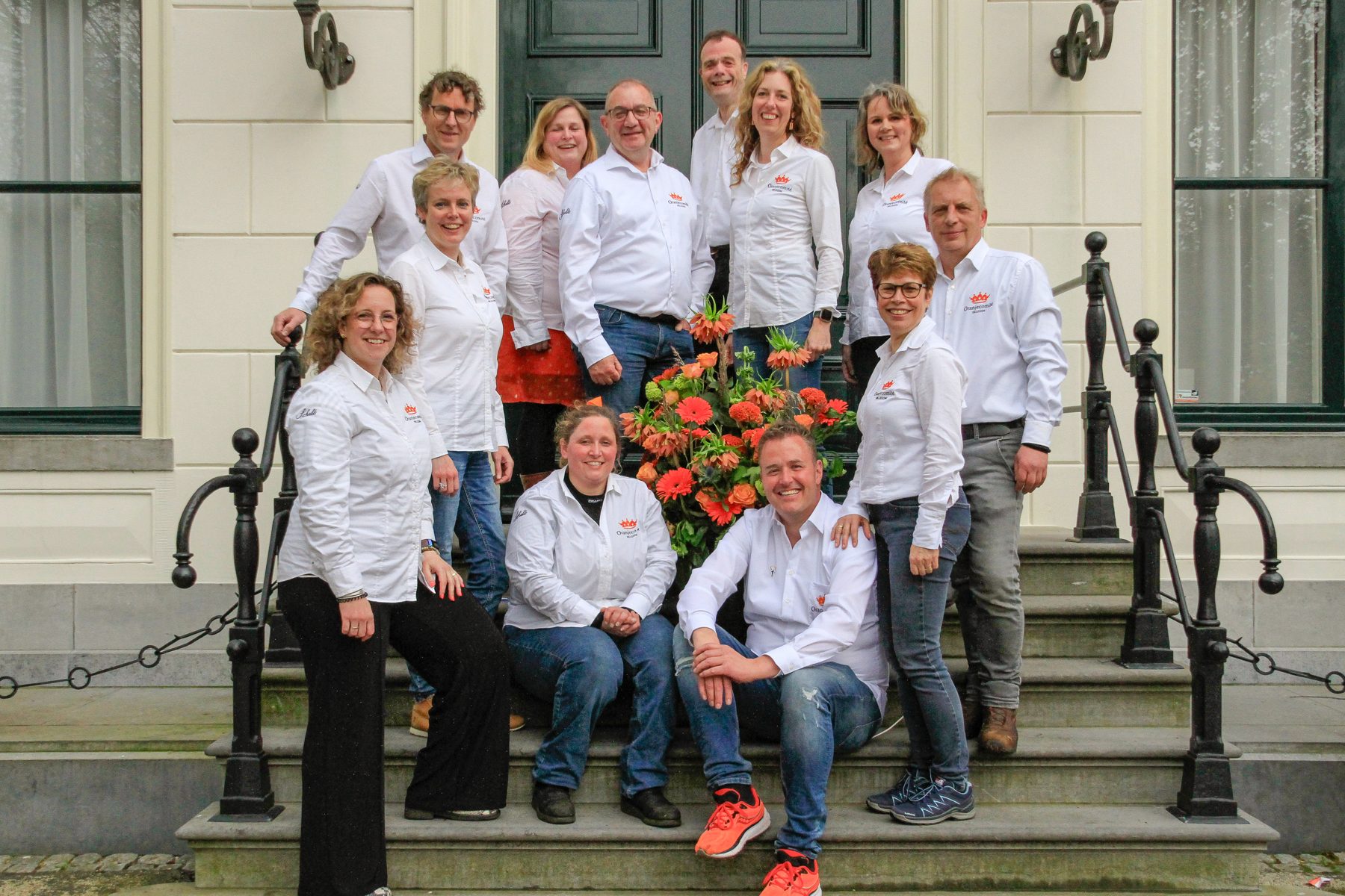 De leden van het Oranjecomité Hillegom op de trap van het raadhuis